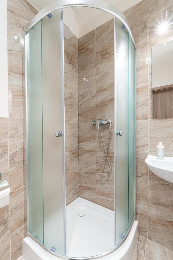 Brand New Studio Apartment #31 In Brand New Building With Free Parking In The Center براغ المظهر الخارجي الصورة